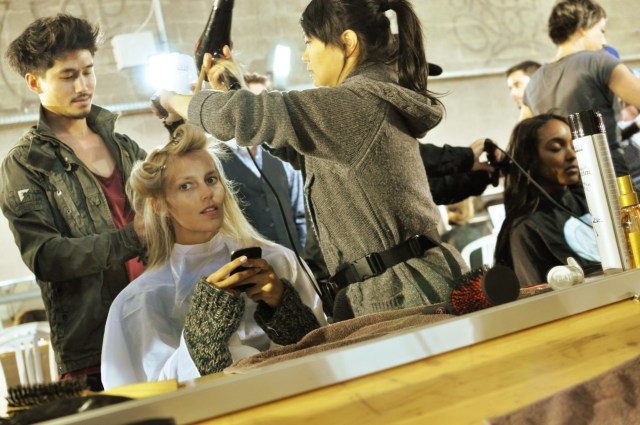 Anja Rubik-Backstage Anthony Vaccarello PFW