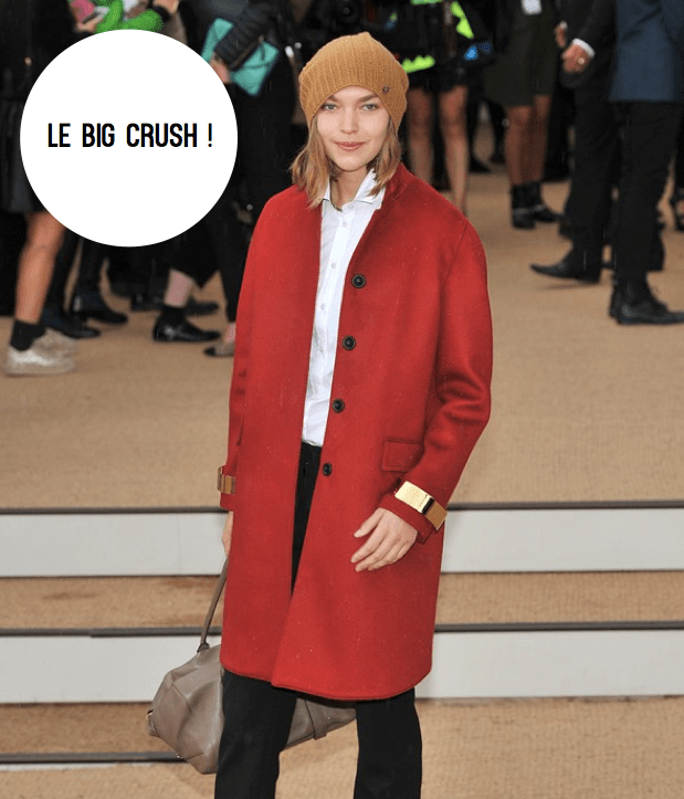 Arizona Muse-Burberry Prorsum Automne 2013-Manteau en cachemire rouge avec empiècements de métal doré