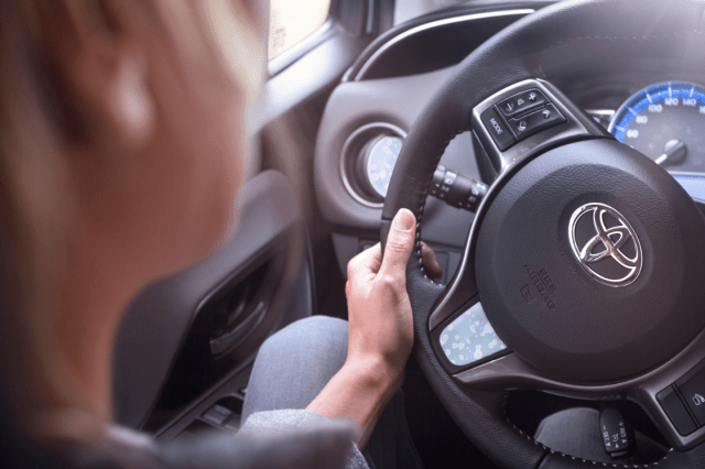 TOYOTA YARIS et CACHAREL-2