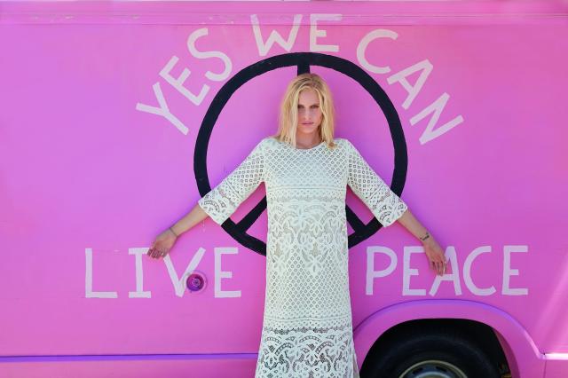 Lauren Wasser pour Julia June SS16-7