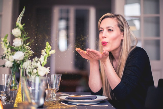 4-Pluie de pailletes sur une table que j'avais décorée - Elodie Deceuninck